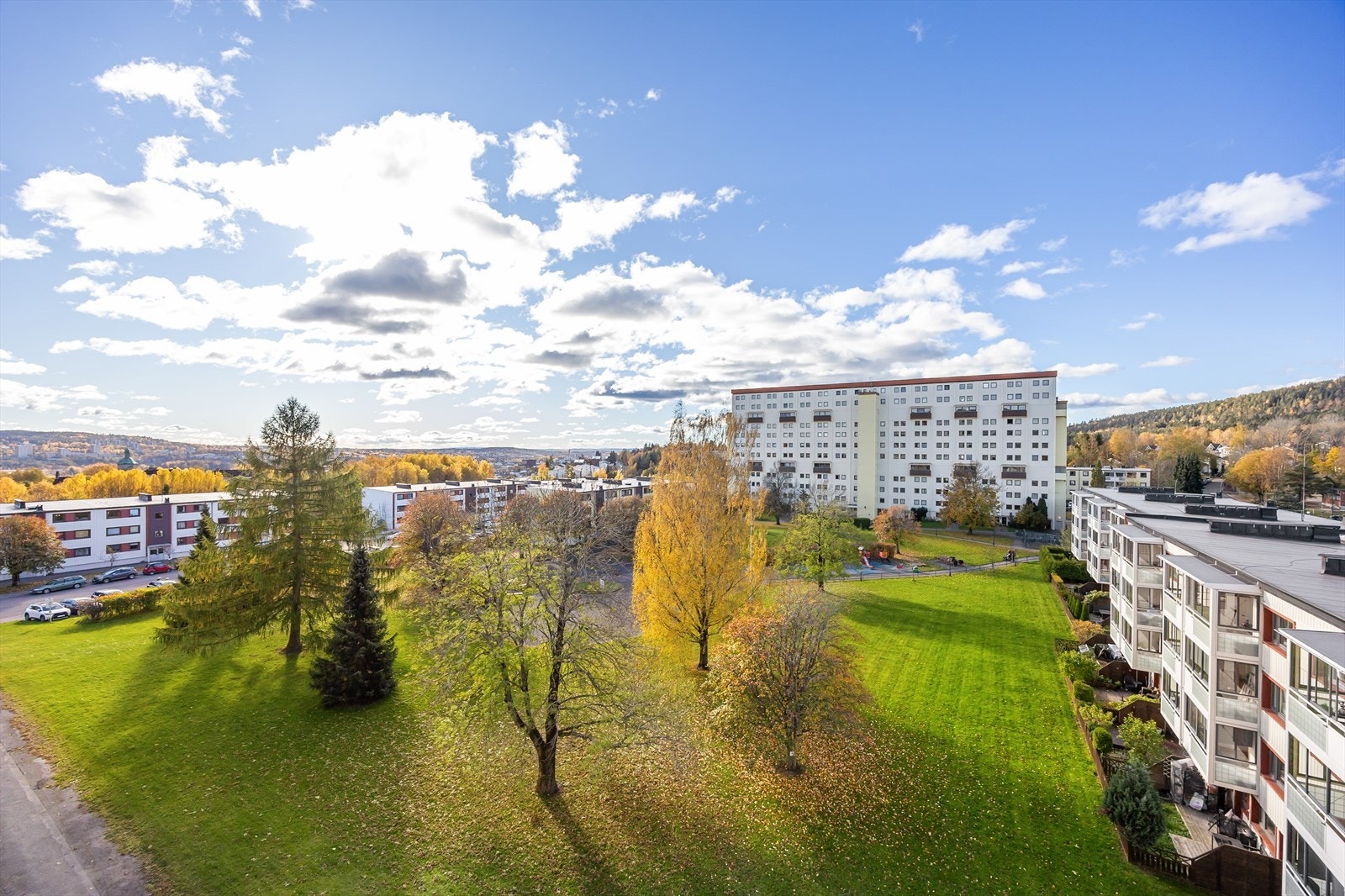 Store grøntområder rundt eiendommen gir rom for rekreasjon og lek Galleribilde