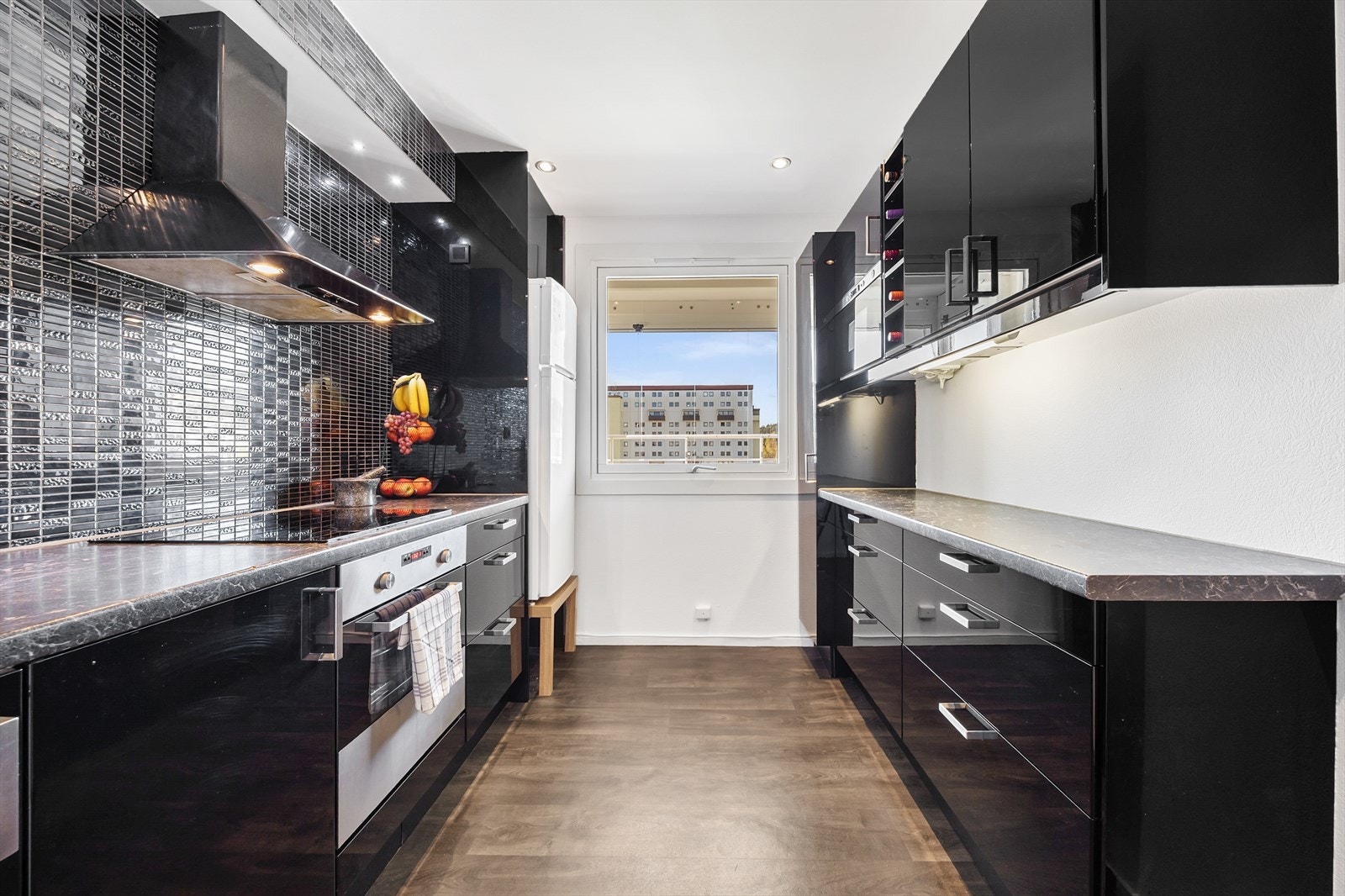 Kjøkkenet har glatte fronter og laminat benkeplate, som gir et rent og moderne uttrykk Galleribilde