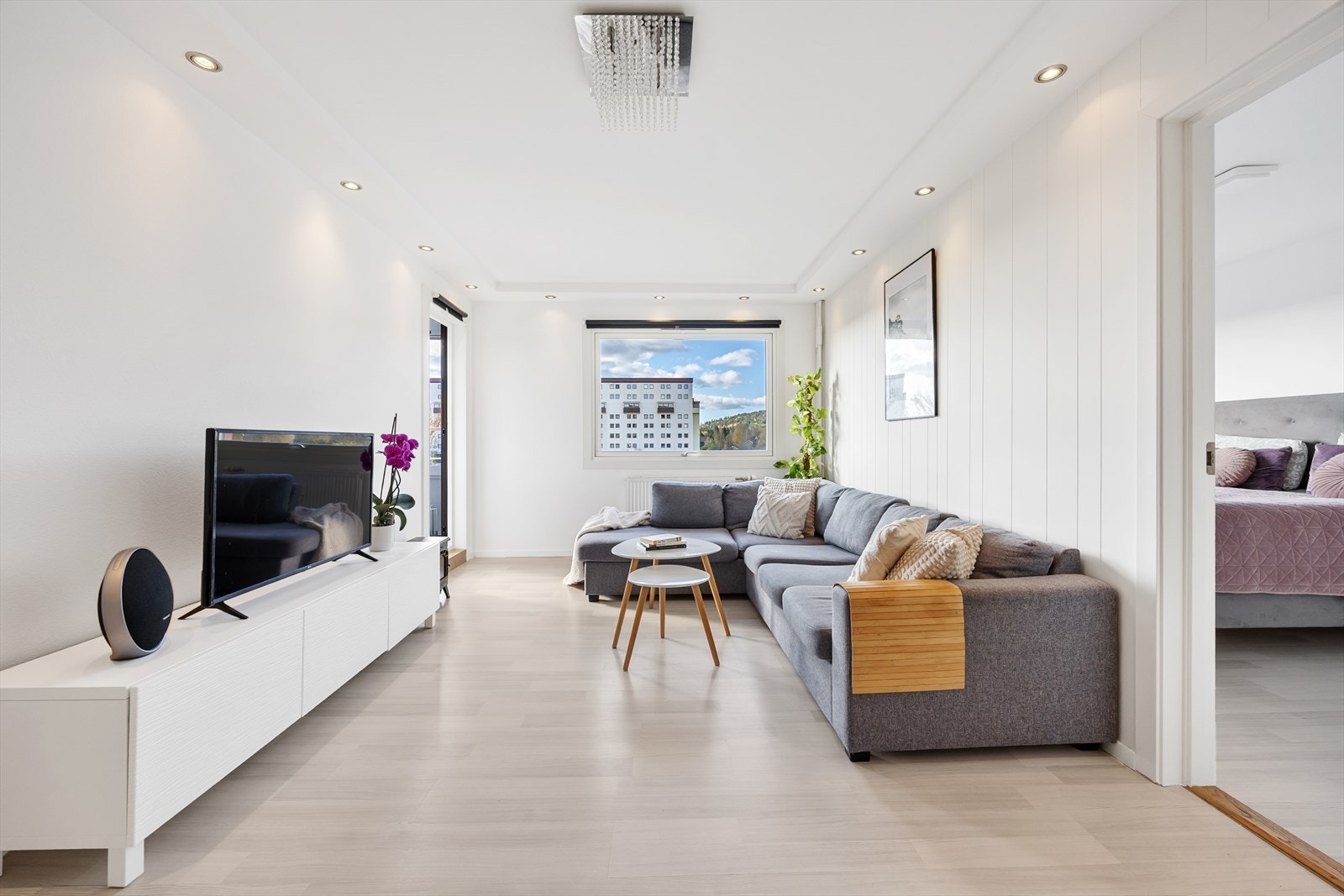 Stuen har en utforming som gir fleksible møbleringsmuligheter, med plass til både en sofagruppe og en egen spiseplass Galleribilde