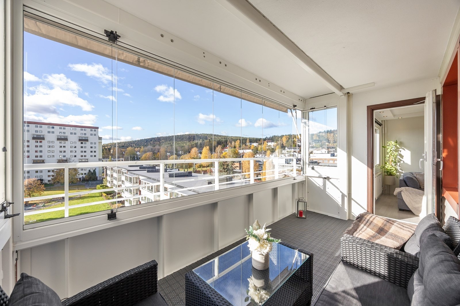 Fra balkongen har du en åpen og fin utsikt over nærområdet og grønne lunger Galleribilde