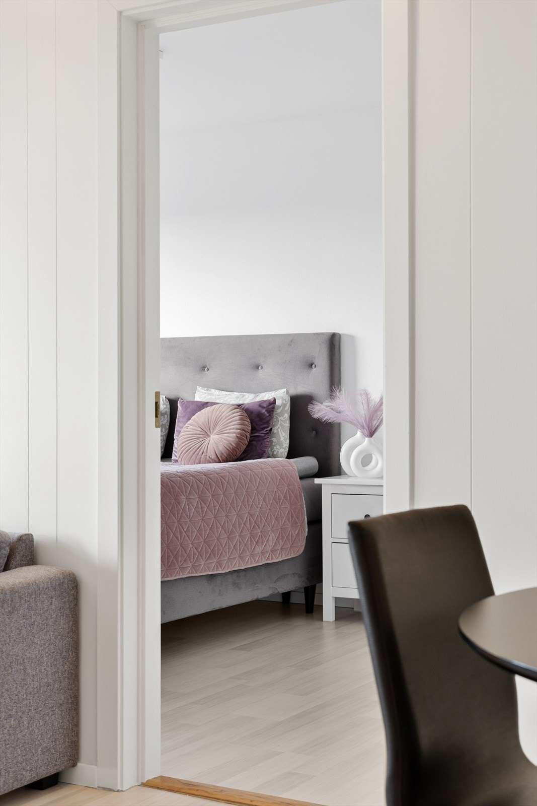 Leiligheten har to soverom som tilbyr komfortable og private soner Galleribilde