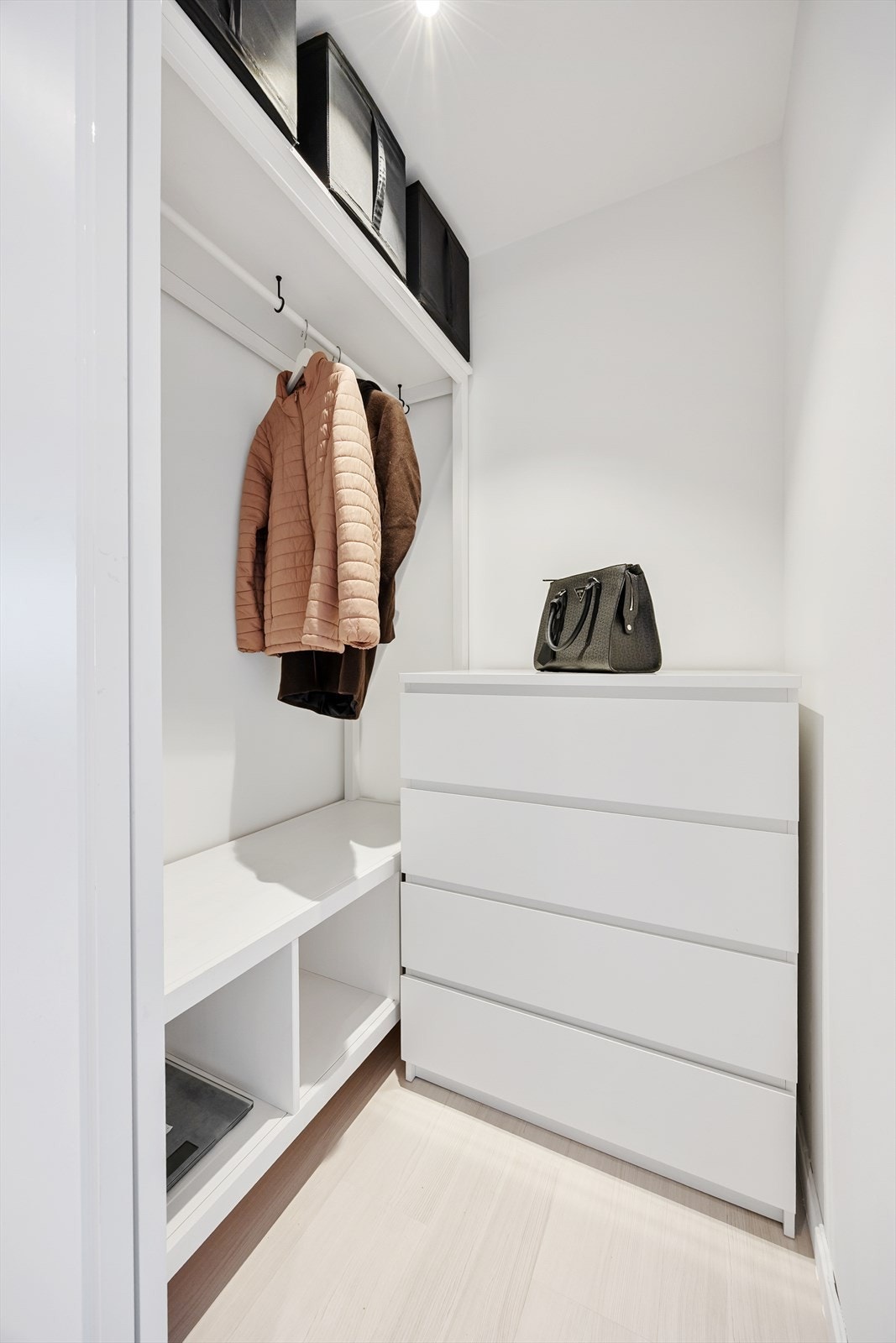 Entréen byr på praktiske oppbevaringsløsninger for yttertøy og sko Galleribilde