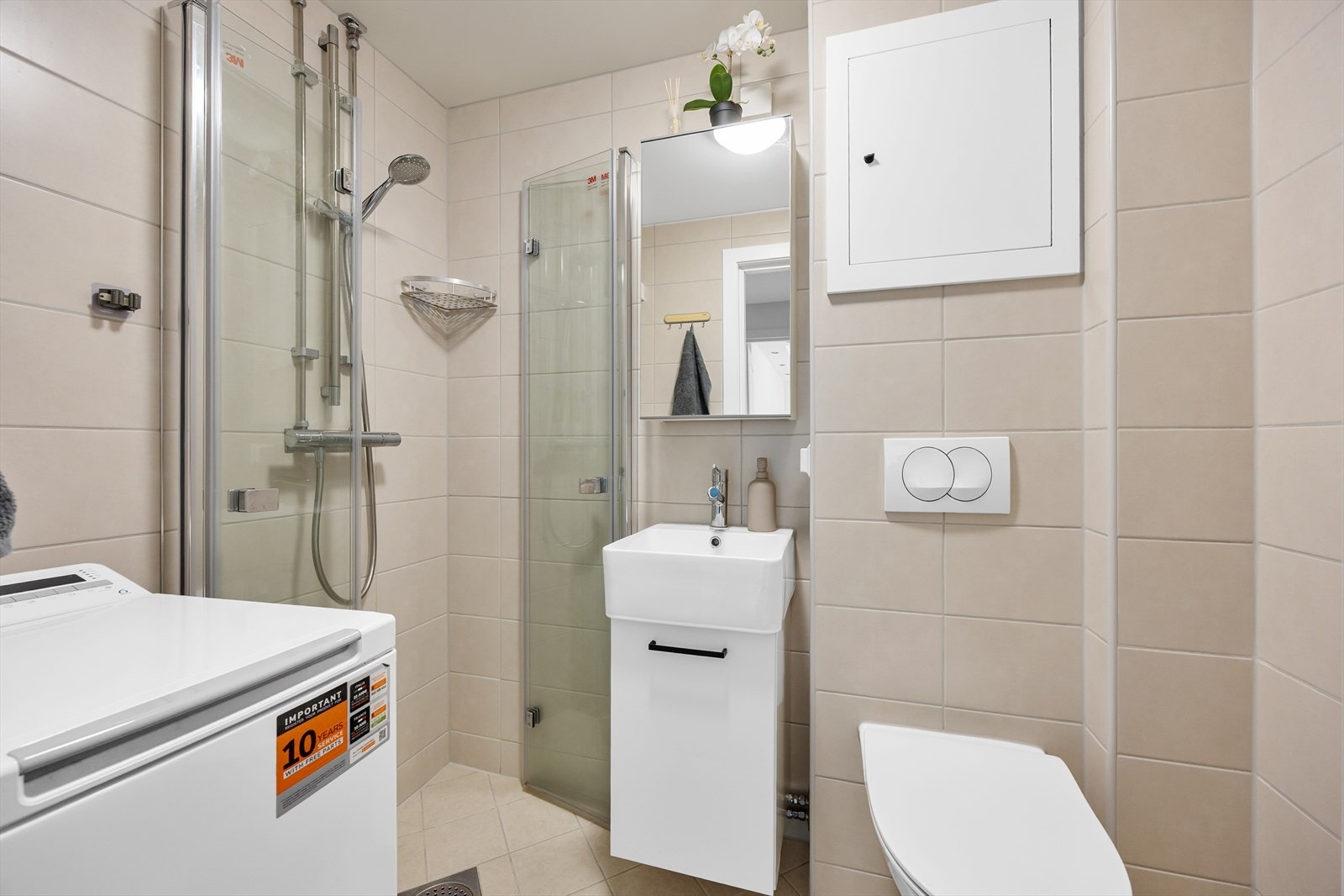 Det moderne badet ble renovert i 2024 i regi av borettslaget, med flislagte vegger og gulv Galleribilde