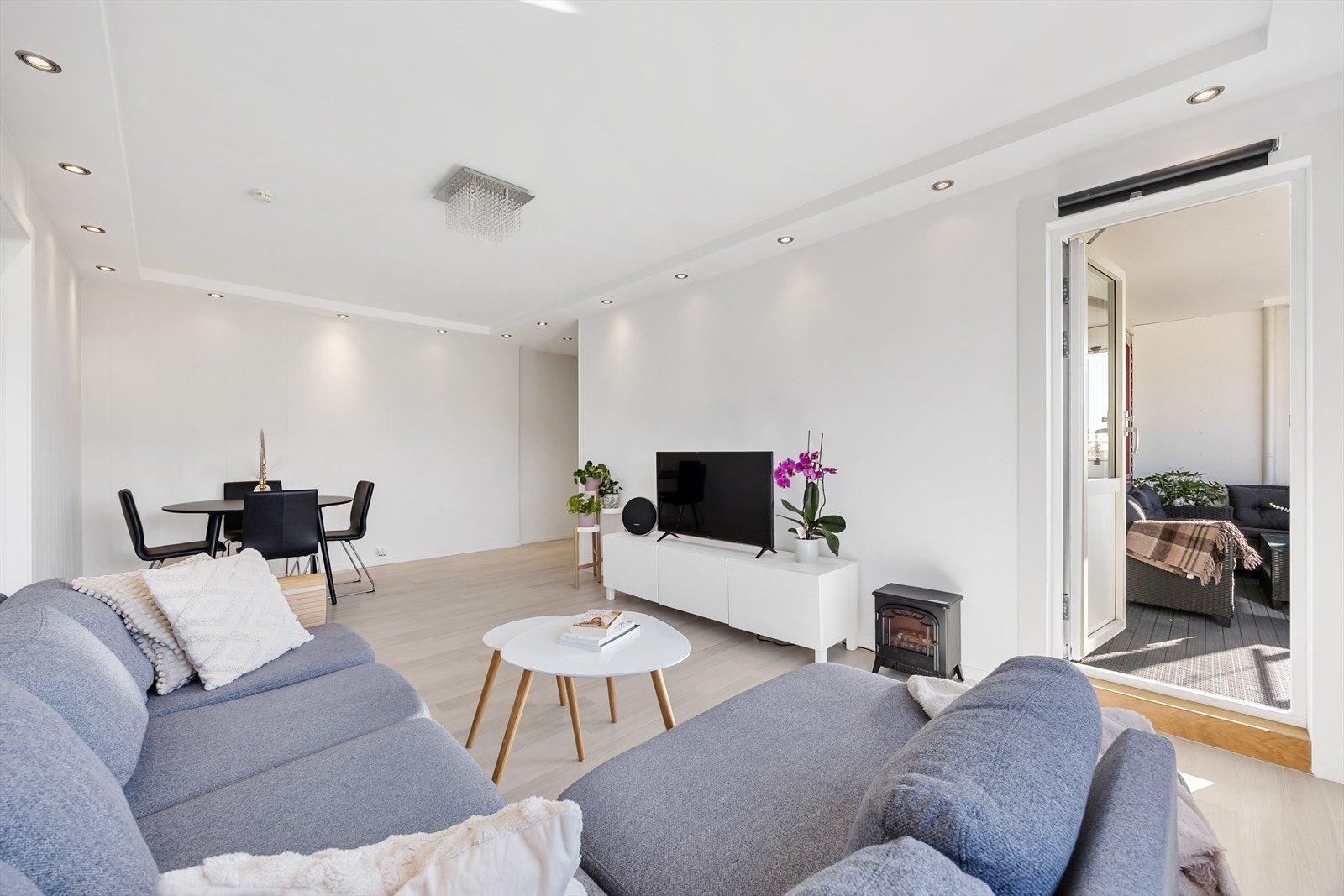 Fra den romslige stuen er det direkte utgang til en innbydende, innglasset balkong Galleribilde