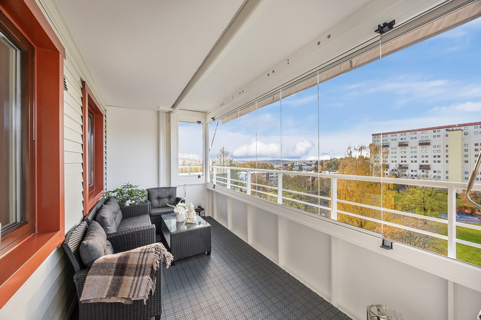 Balkongen ble renovert i 2024 og fungerer som en forlengelse av stuen Galleribilde