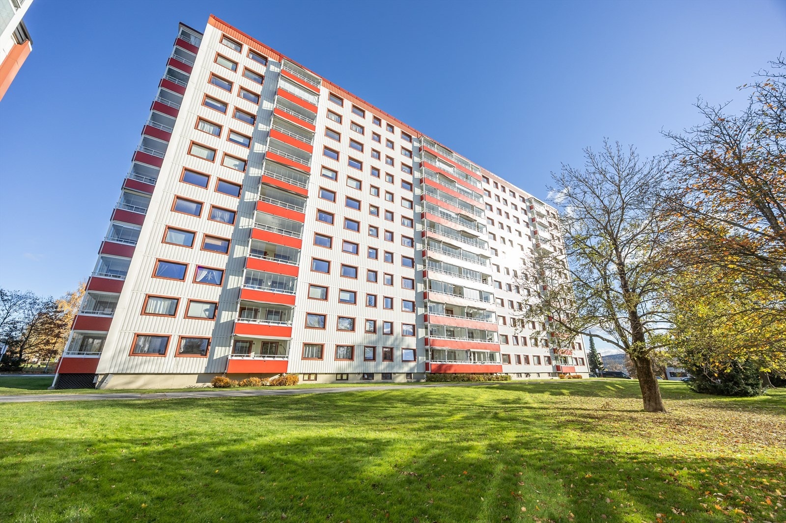 Boligbygget fra 1965 er solid konstruert i betong og er godt vedlikeholdt Galleribilde