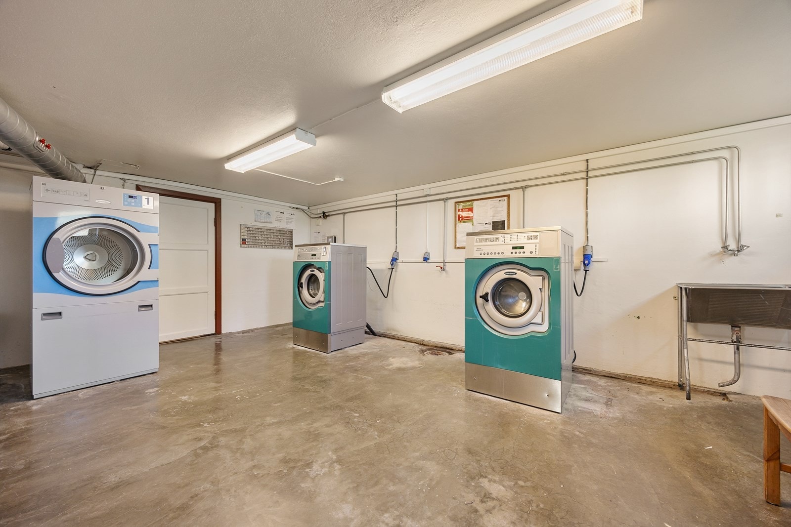 Borettslaget tilbyr felles vaskeri med moderne maskiner for beboernes bekvemmelighet Galleribilde