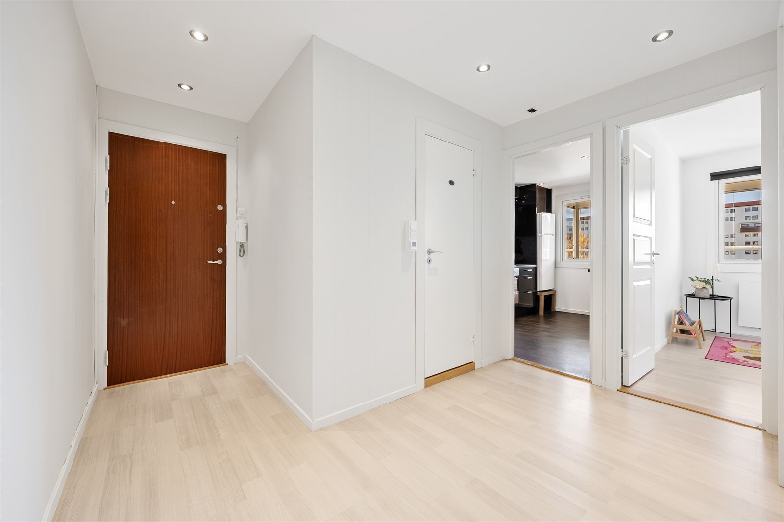 Velkommen inn i en lys og innbydende entré Galleribilde