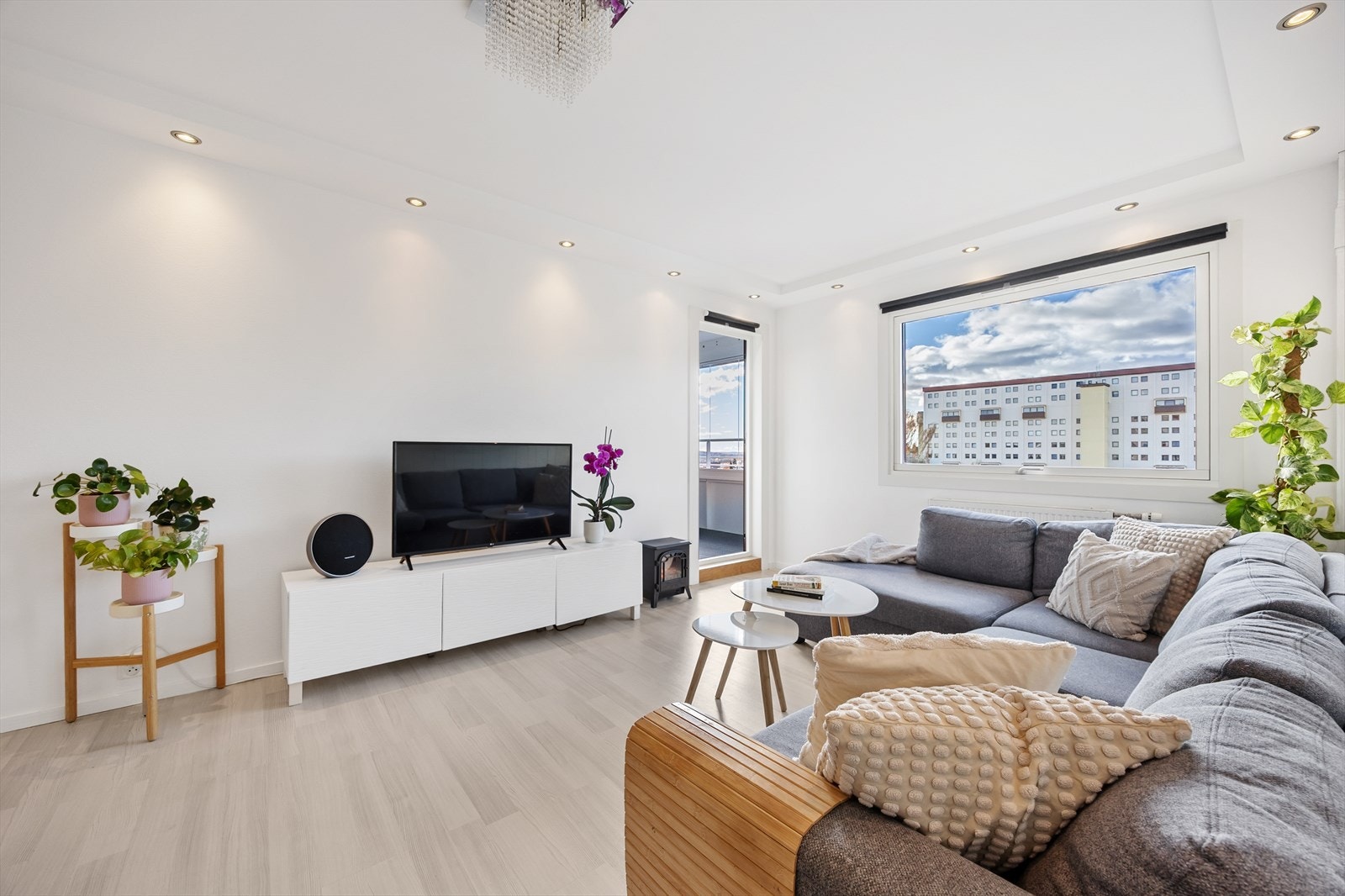 Her er det god plass til både sofagruppe og spiseplass for sosiale sammenkomster Galleribilde