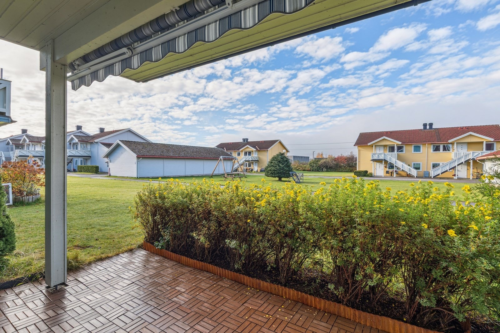 Terrasse - fin intern beliggenhet uten noe bygg foran seg, kun fellersareal Galleribilde