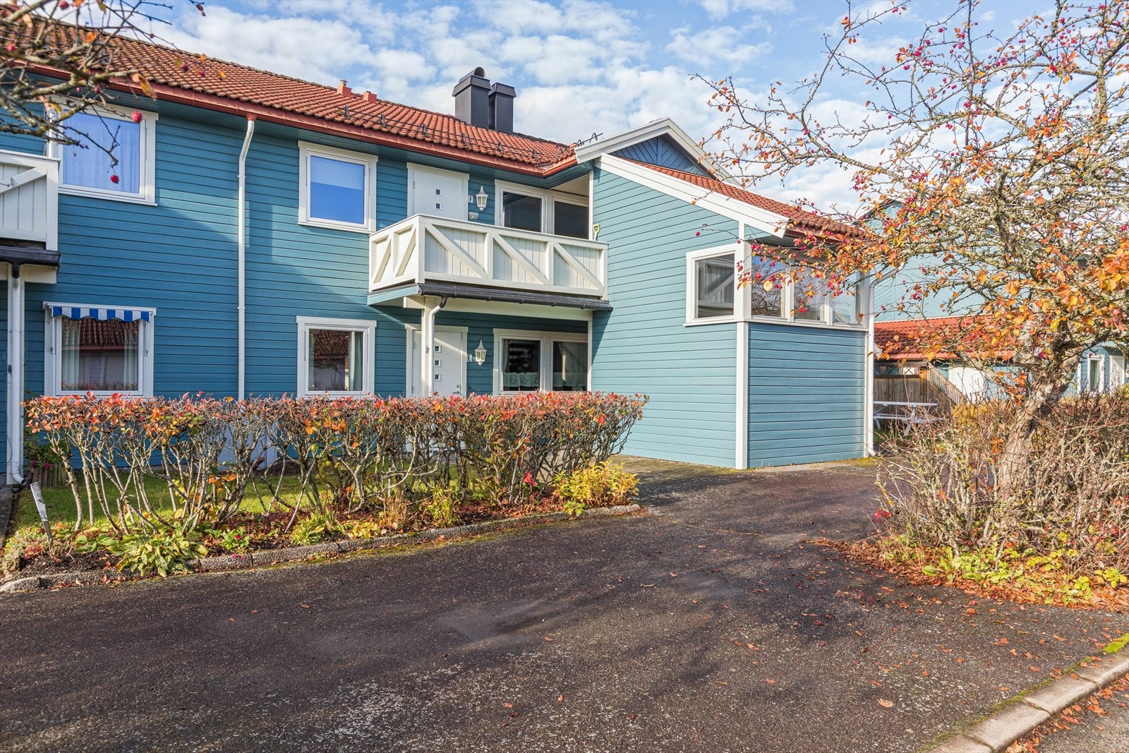 Inngangspartiet med en liten uteplass hvor man har formiddagssol Galleribilde