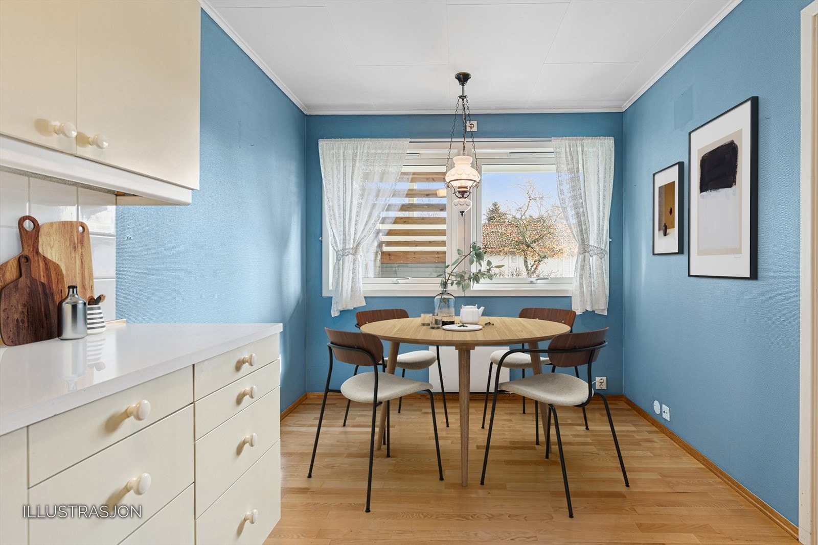 Kjøkken (digitalt møblert) med god plass for spisegruppe Galleribilde