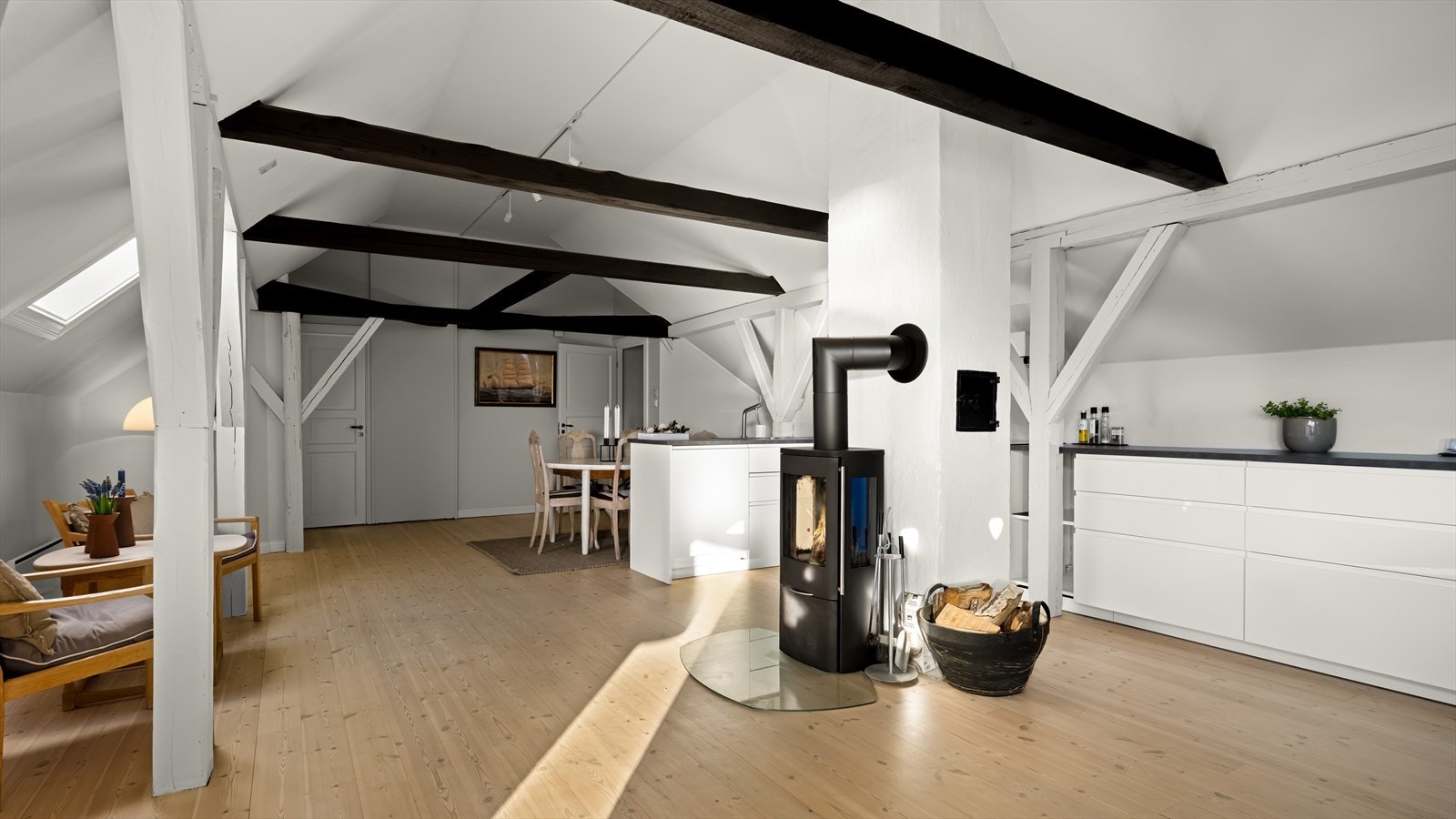 Flott peis i senter av stuen og sosial kjøkkenløsning Galleribilde