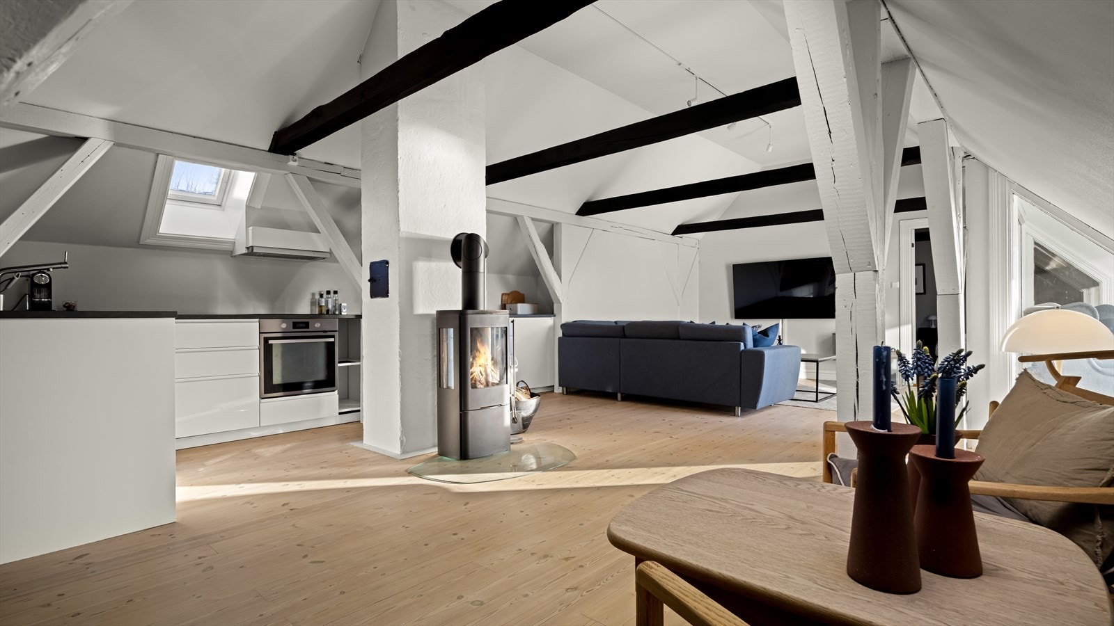 Leiligheten har et stort og flott oppholdsrom med god plass til møblement Galleribilde