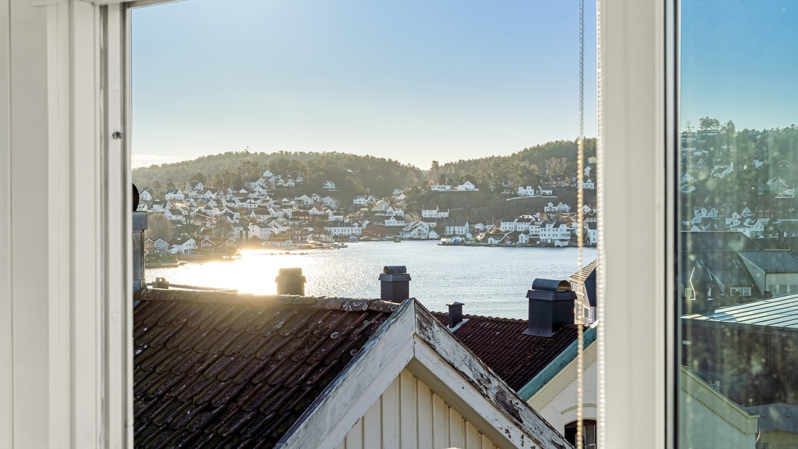 Fra leiligheten og balkongen er det bl.a. utsikt mot byfjorden og Kolbjørnsvik Galleribilde