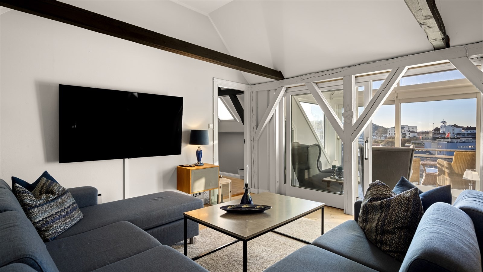 I stuen er det god plass til sofa, bord og tv med tilhørende møblement Galleribilde