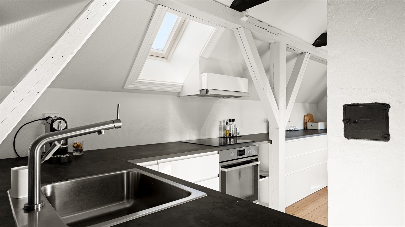 Kjøkkenet har god benkplass og er fra 2021 Galleribilde