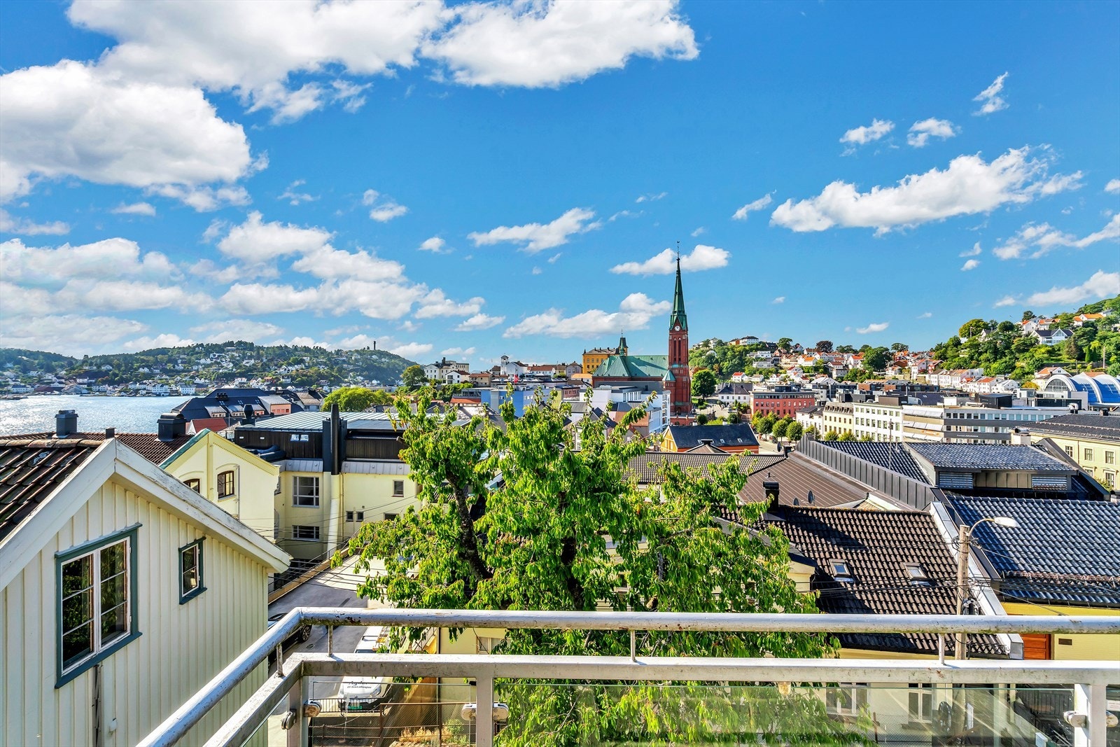 Det er også hyggelig utsikt over Arendal sentrum Galleribilde