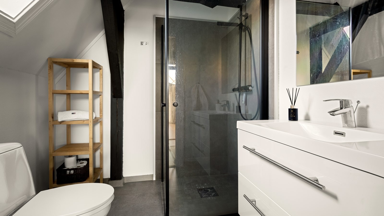 Fra soverommet er det direkte adkomst til pent bad Galleribilde