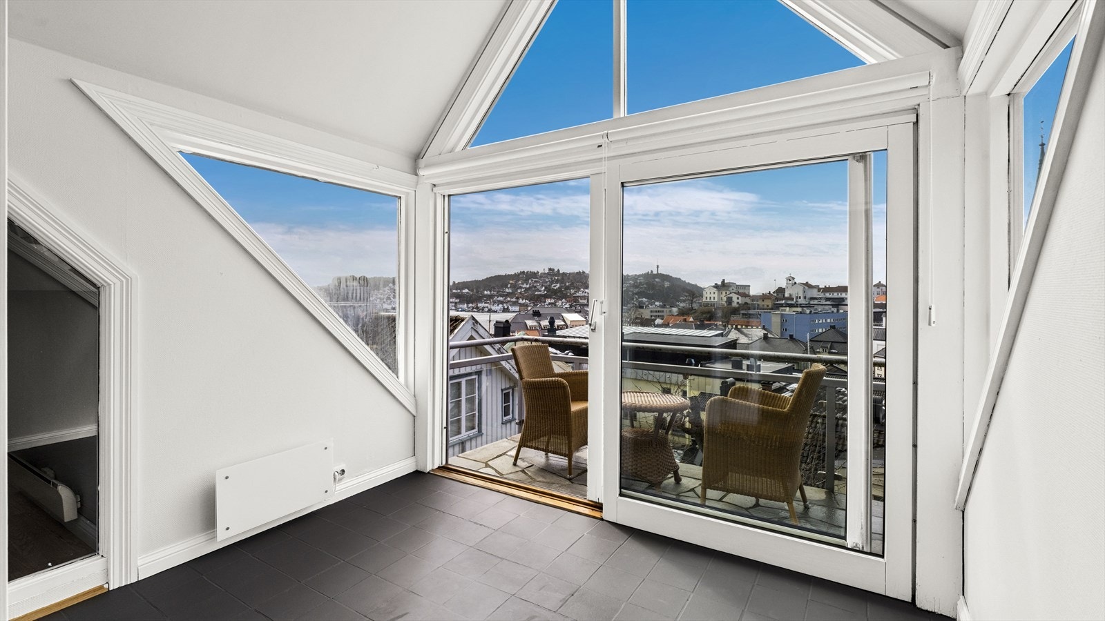 Fra stuen er det adkomst til vinterhage og nydelig balkong med sol fra morgen til kveld Galleribilde