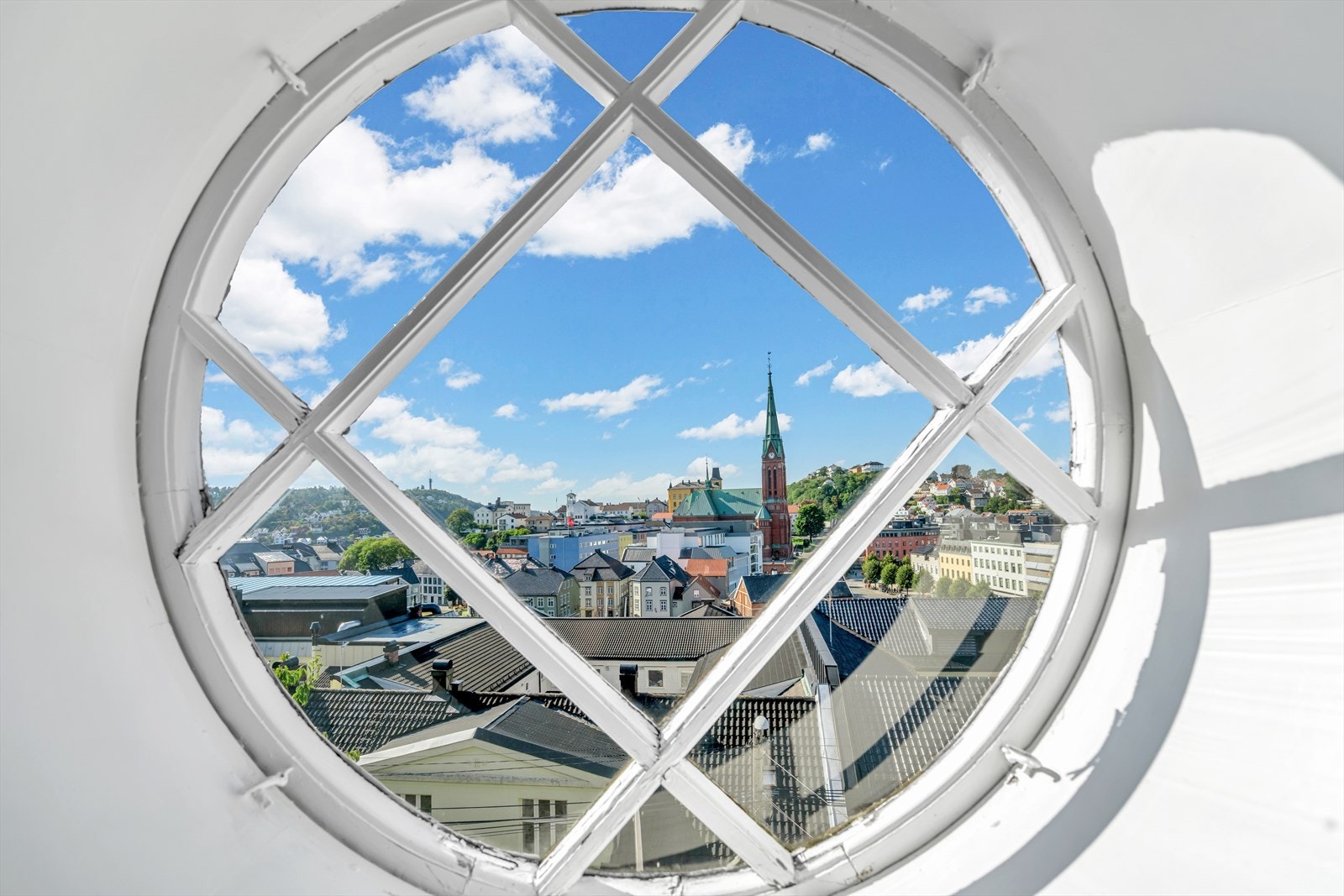 Flotte vindusflater som gir godt med naturlig lys Galleribilde