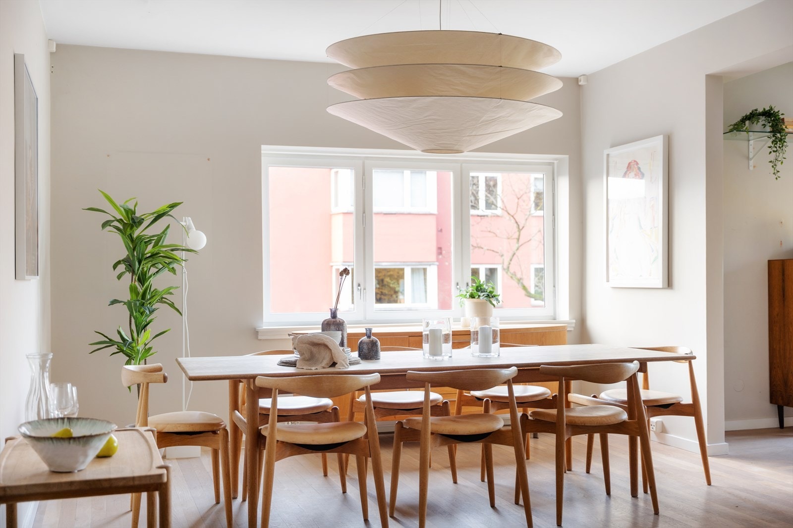 Den romslige planløsningen gir god plass til møblering i flere soner, med naturlig plass for både en stor spisegruppe og en komfortabel sofagruppe. Galleribilde