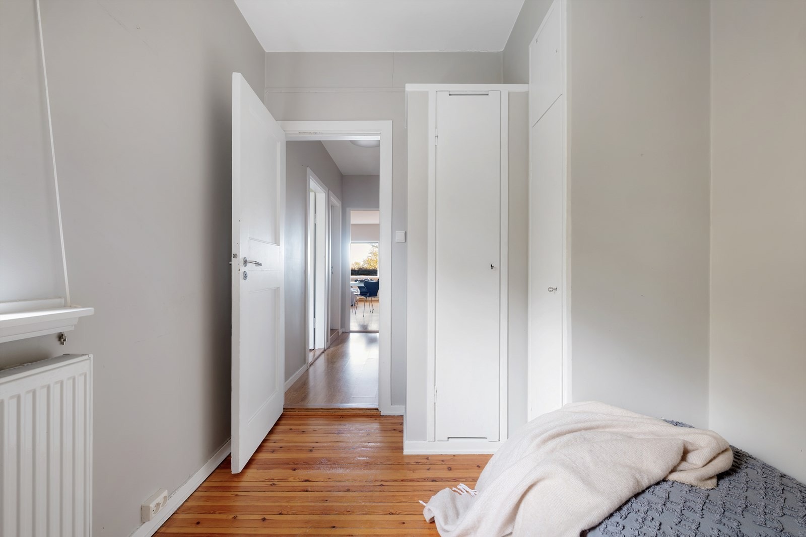 Det ene soverommet har tregulv og praktisk integrert skapløsning. Galleribilde