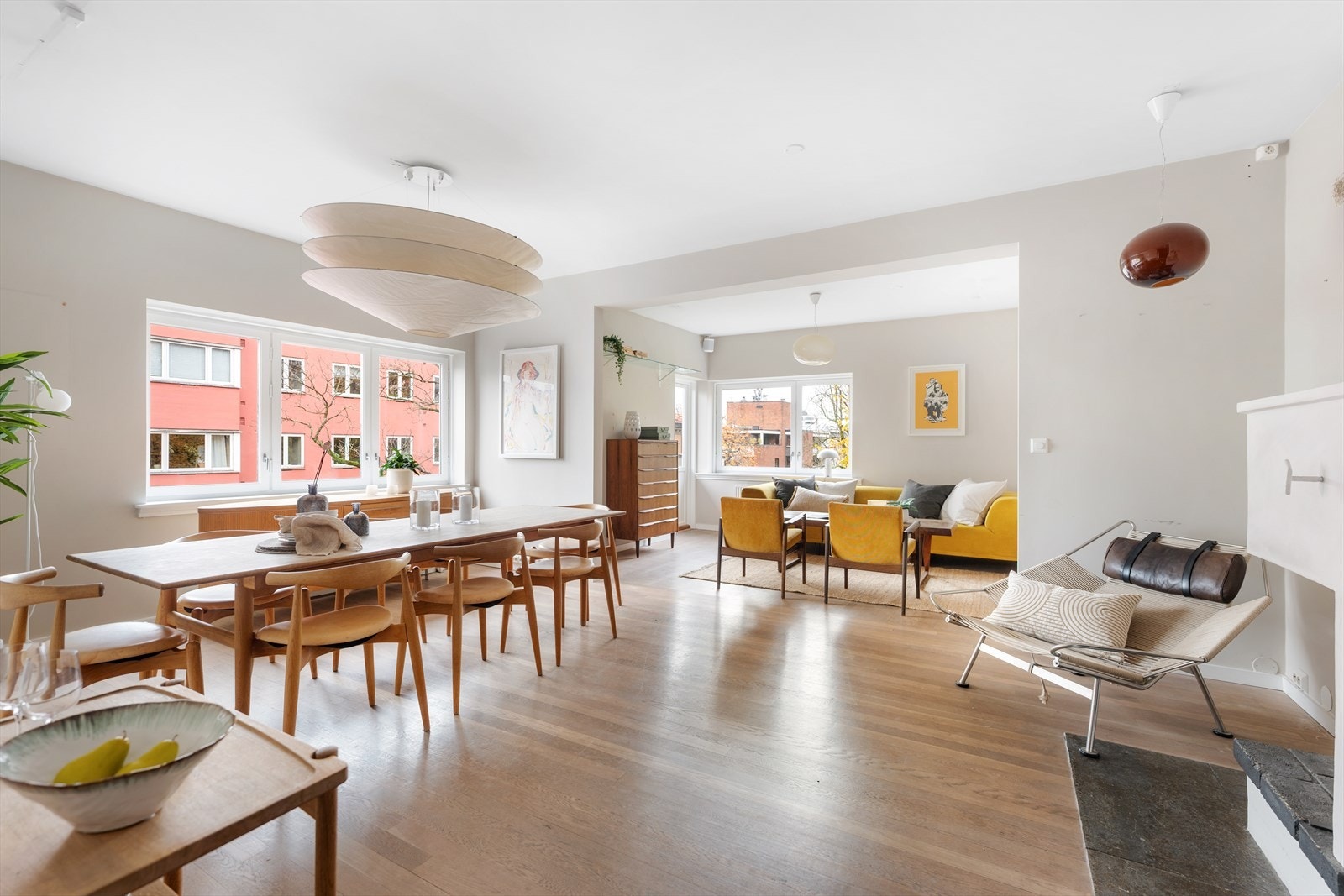 Et innbydende oppholdsrom hvor kjøkken, stue og spisestue er samlet i en åpen og sosial løsning. Galleribilde