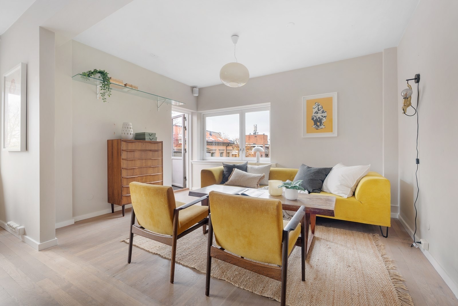 Her er det rikelig plass til en stor sofagruppe. Galleribilde