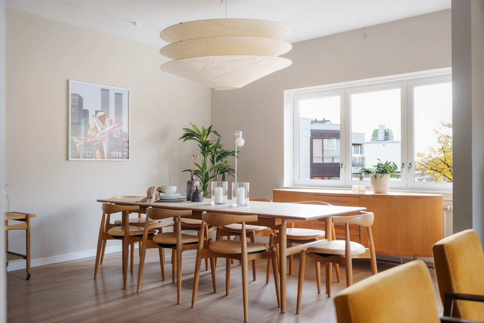 Store vindusflater som slipper inn godt med naturlig lys og gir rommet en lys og luftig følelse. Galleribilde