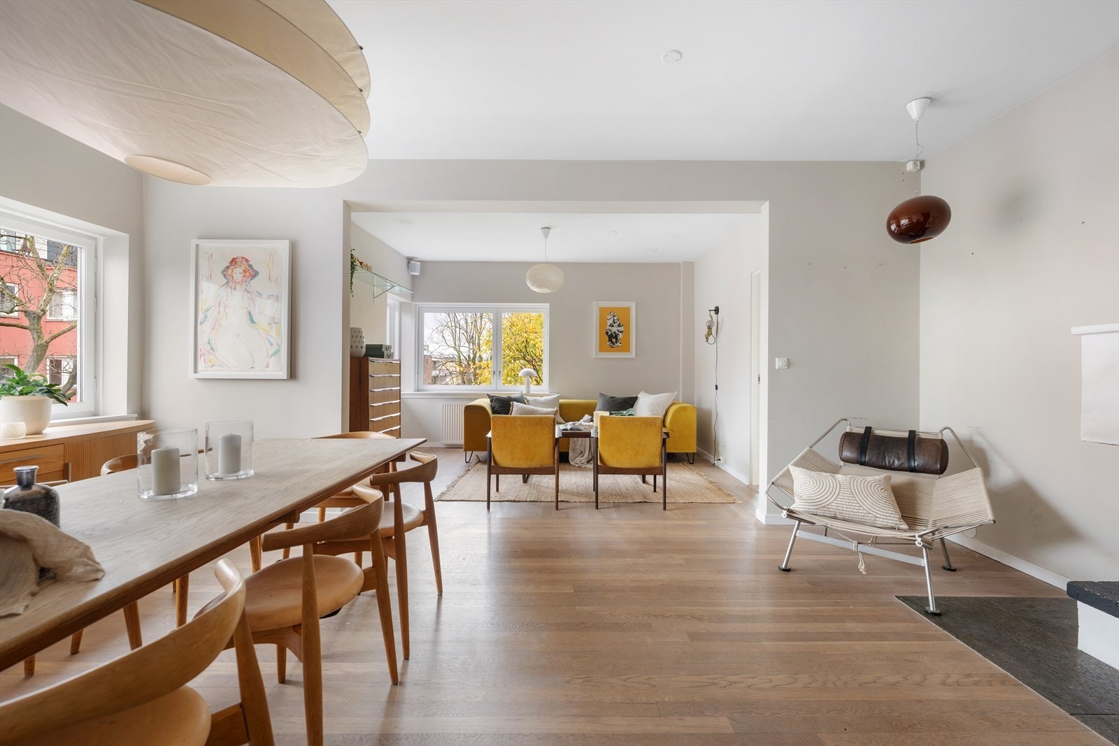 Dette er en lekker og unik hjørneleilighet beliggende i byggets 4. etasje med heis. Galleribilde