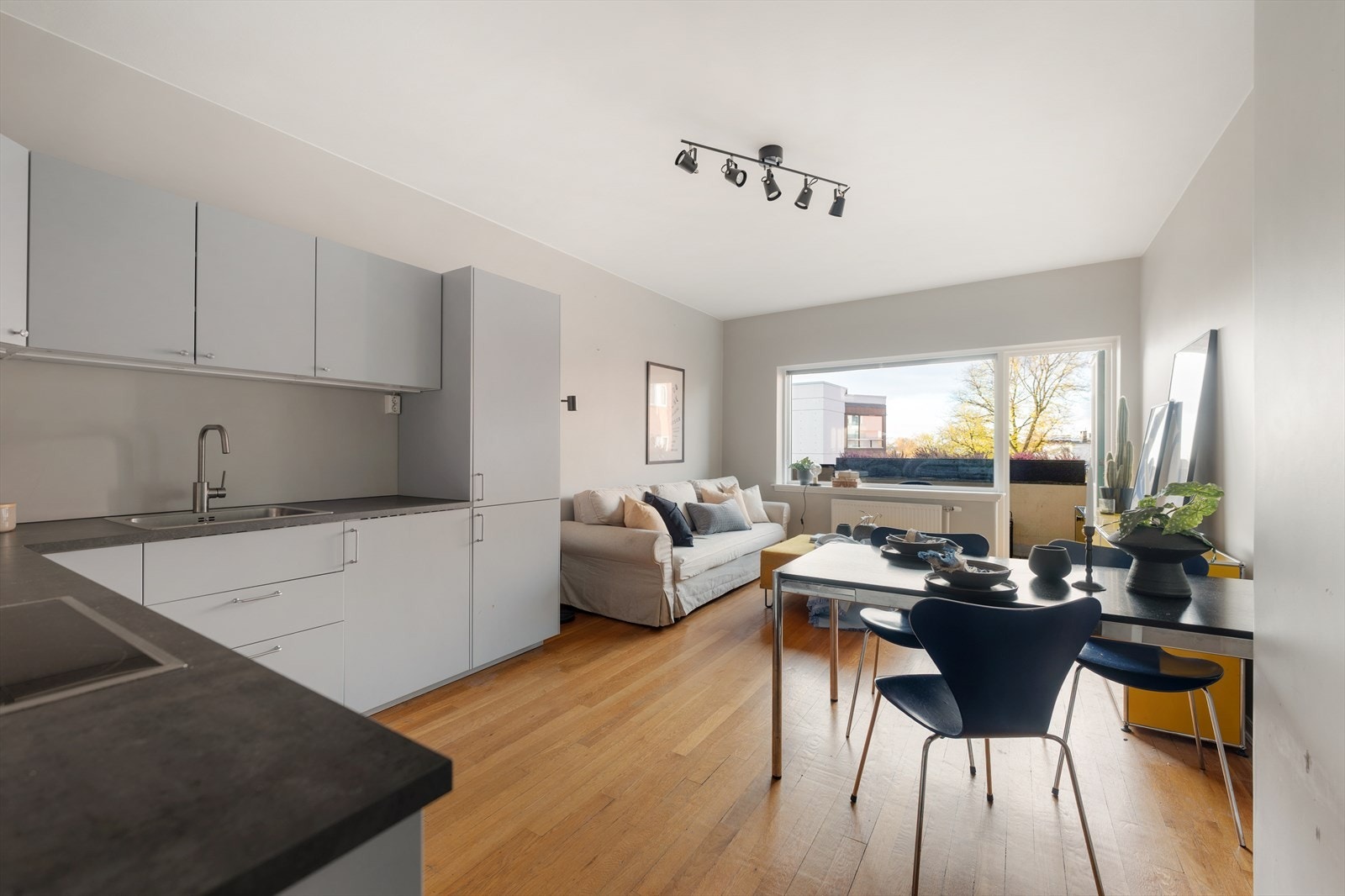 Utleiedelen er en tre roms leilighet med delt entré, gang, toalettrom, bad, kjøkken/stue i åpen løsning og to soverom. Galleribilde