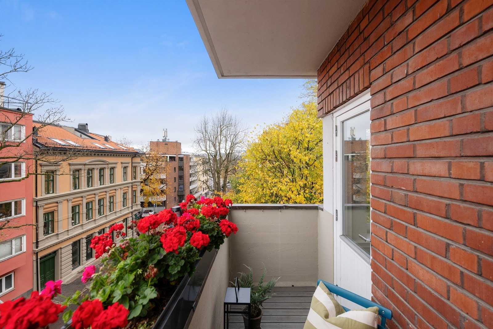 Fra stuen er det direkte utgang til en sydøstvendt balkong. Galleribilde