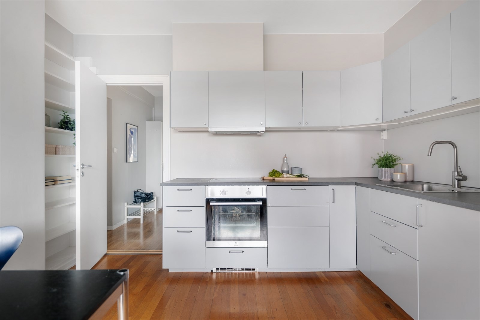 Innredningen fra IKEA har glatte, lakkerte skapfronter som gir et moderne og stilrent uttrykk, med benkeplate i laminat. Galleribilde