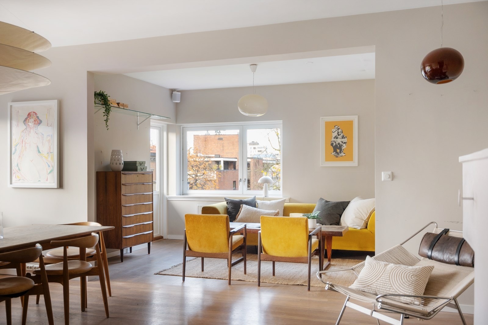 Stuen, spisestuen og kjøkkenet i tre naturlige soner på rad. Galleribilde