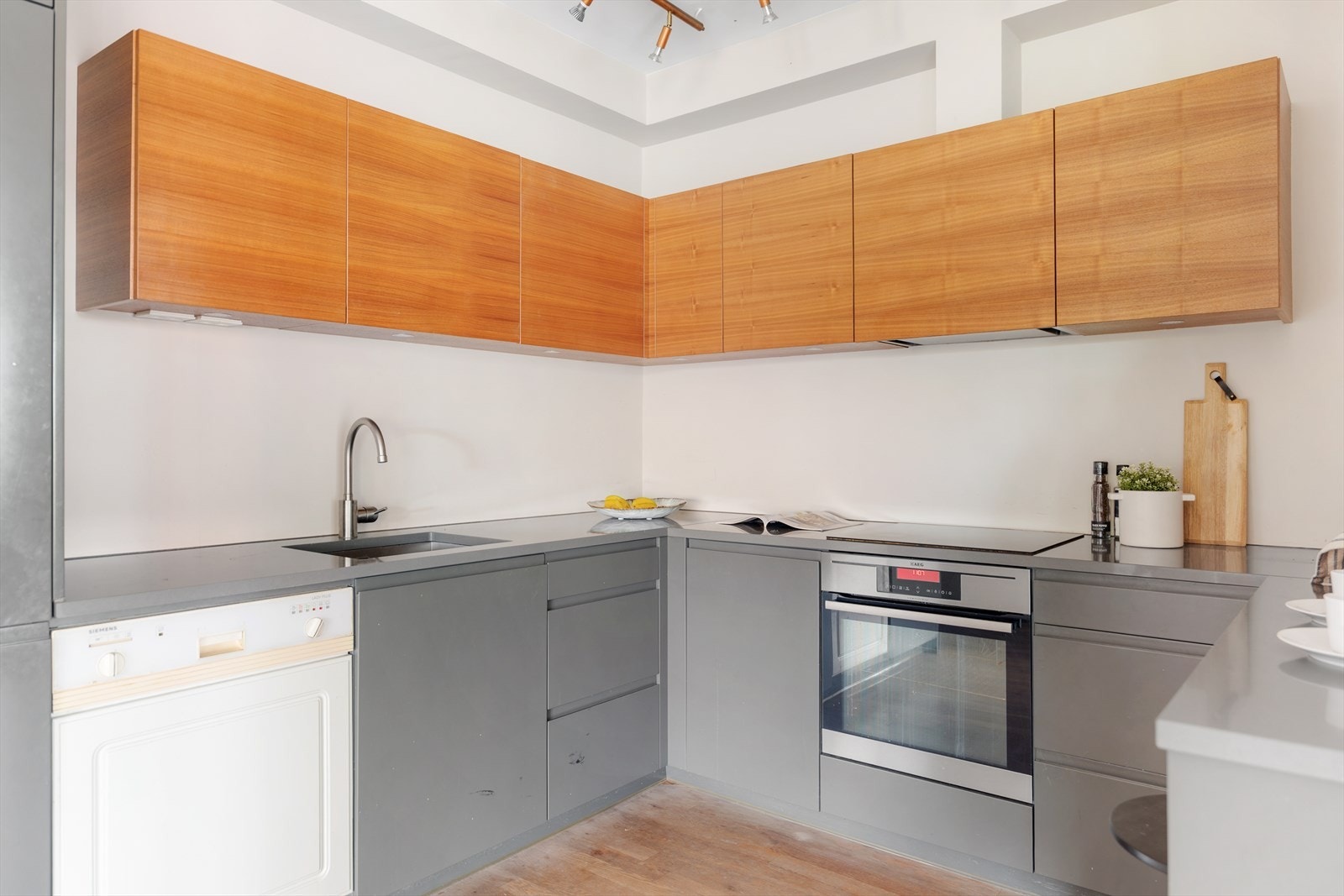 Avtrekk over kokesonen er via kjøkkenventilator med avtrekk ført opp i felles sjakt. Galleribilde