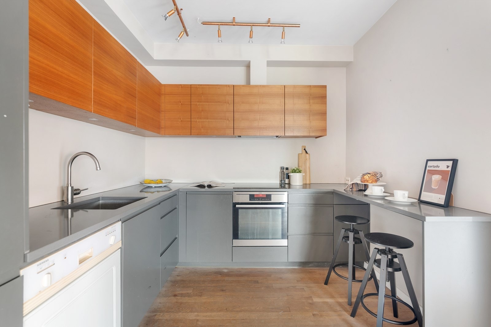 Innredningen fra Blum har glatte, finerte skapfronter og en benkeplate i stein som gir et moderne og tidløst uttrykk. Galleribilde