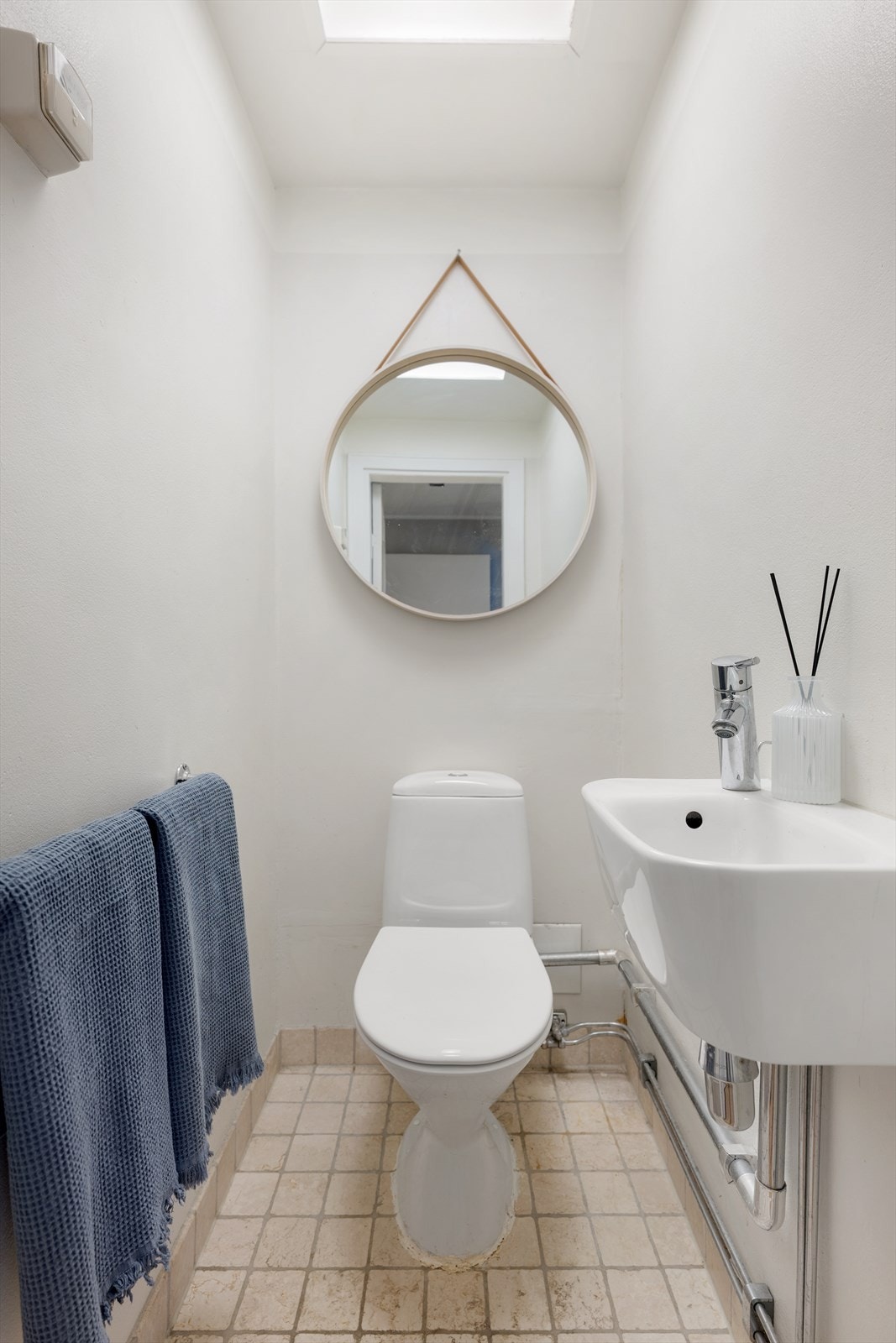 Leiligheten har i tillegg et separat toalettrom med servant og toalett. Galleribilde