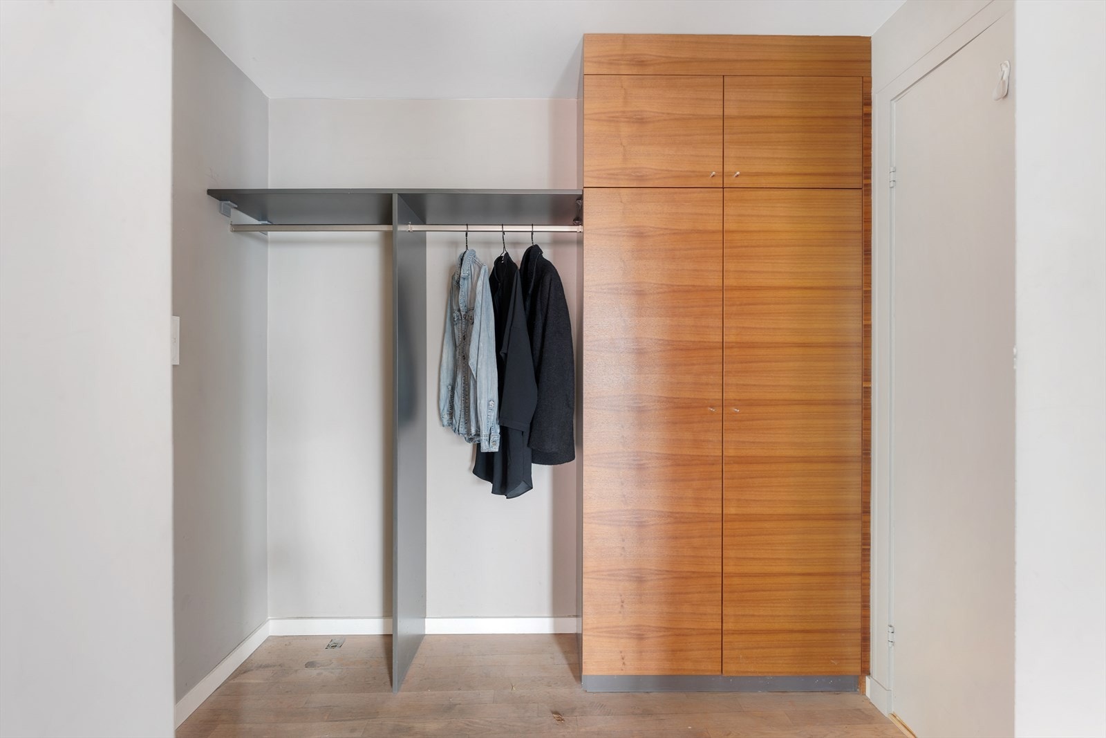 En lys og romslig gang ønsker deg velkommen, med garderobeskap og gode opphengsmuligheter for yttertøy og sko. Galleribilde