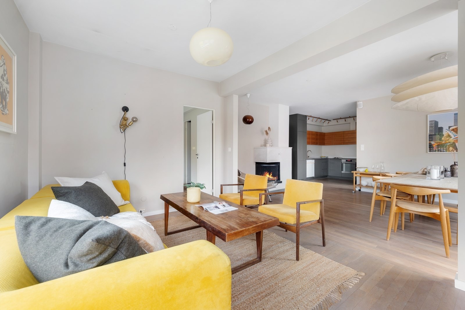 Hoveddelen har pene overflater med parkett på gulvet og lysmalte vegger. Galleribilde