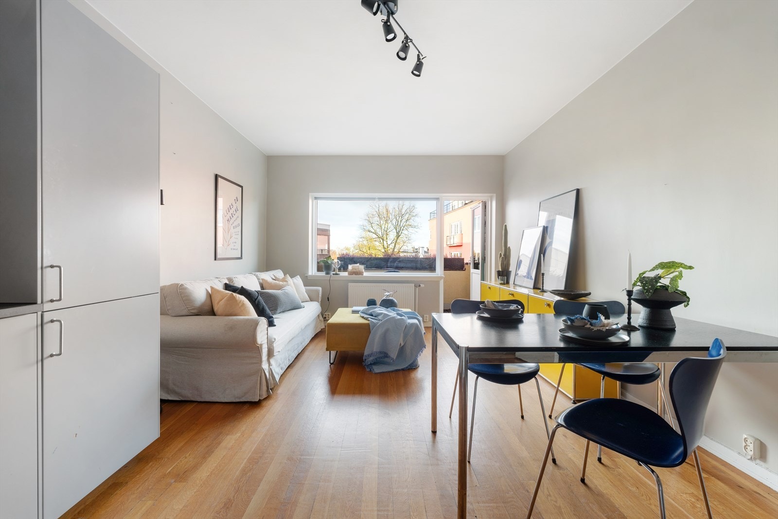 Stue og kjøkken er samlet i åpen og sosial løsning. Galleribilde