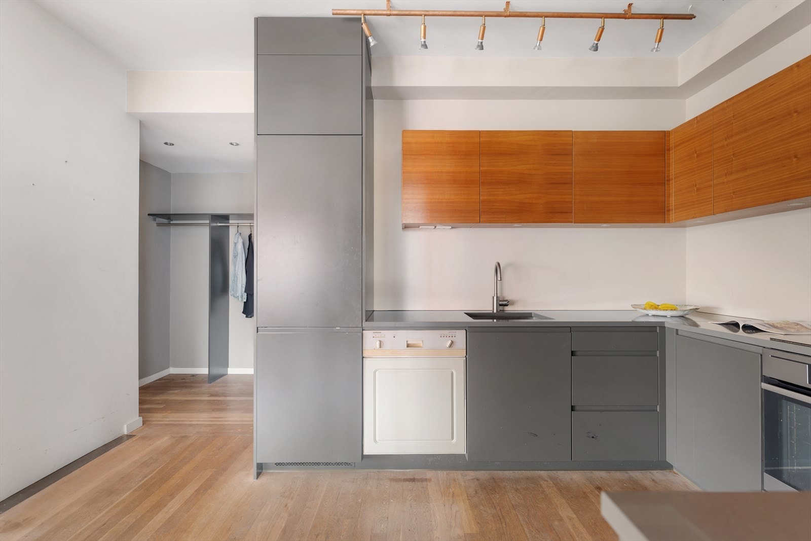 Hvitevarer som koketopp, stekeovn, oppvaskmaskin og kjøl/fryseskap er innfelt i innredningen. Galleribilde