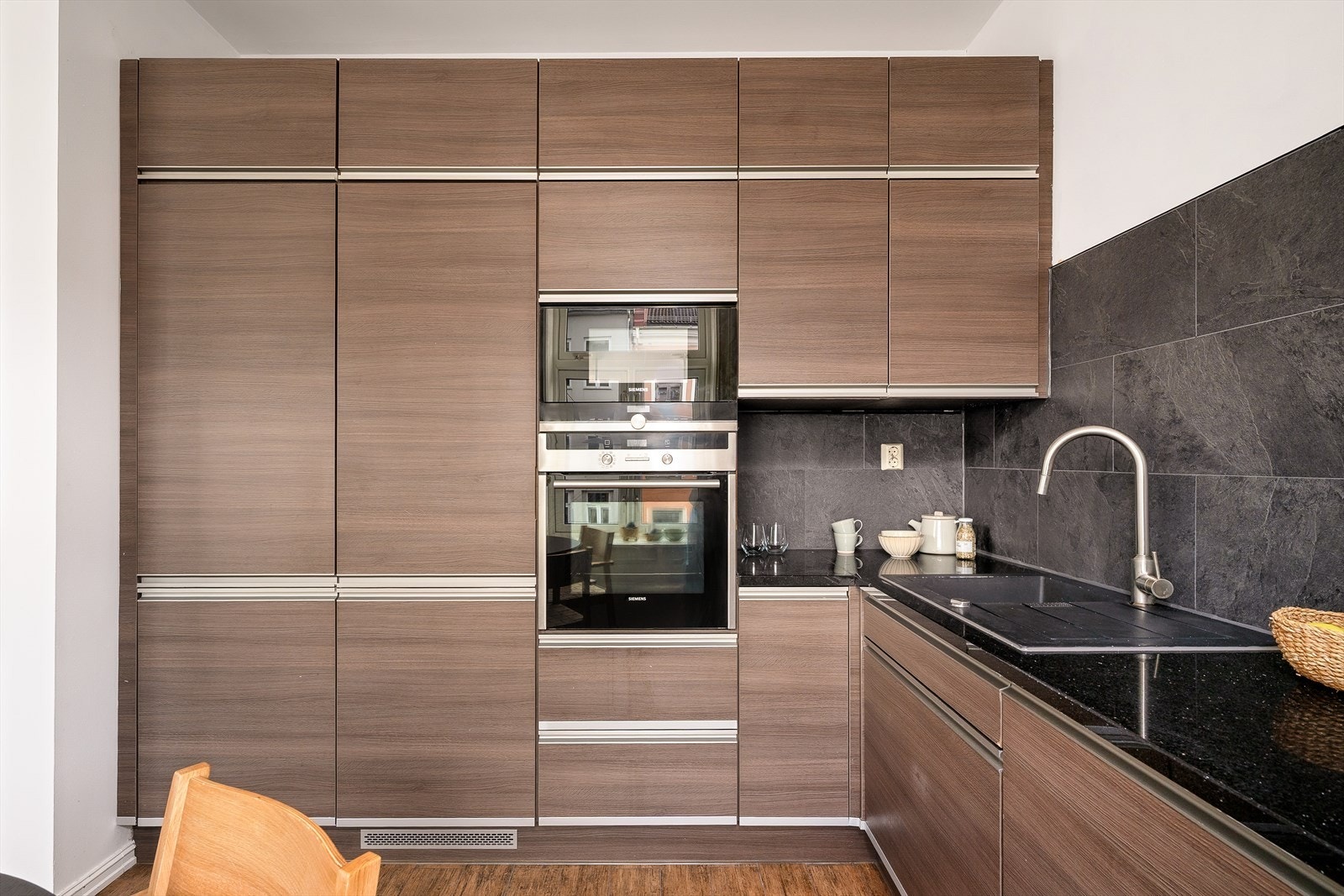 Leiligheten har et stilig kjøkken med god skap- og benkplass. Galleribilde