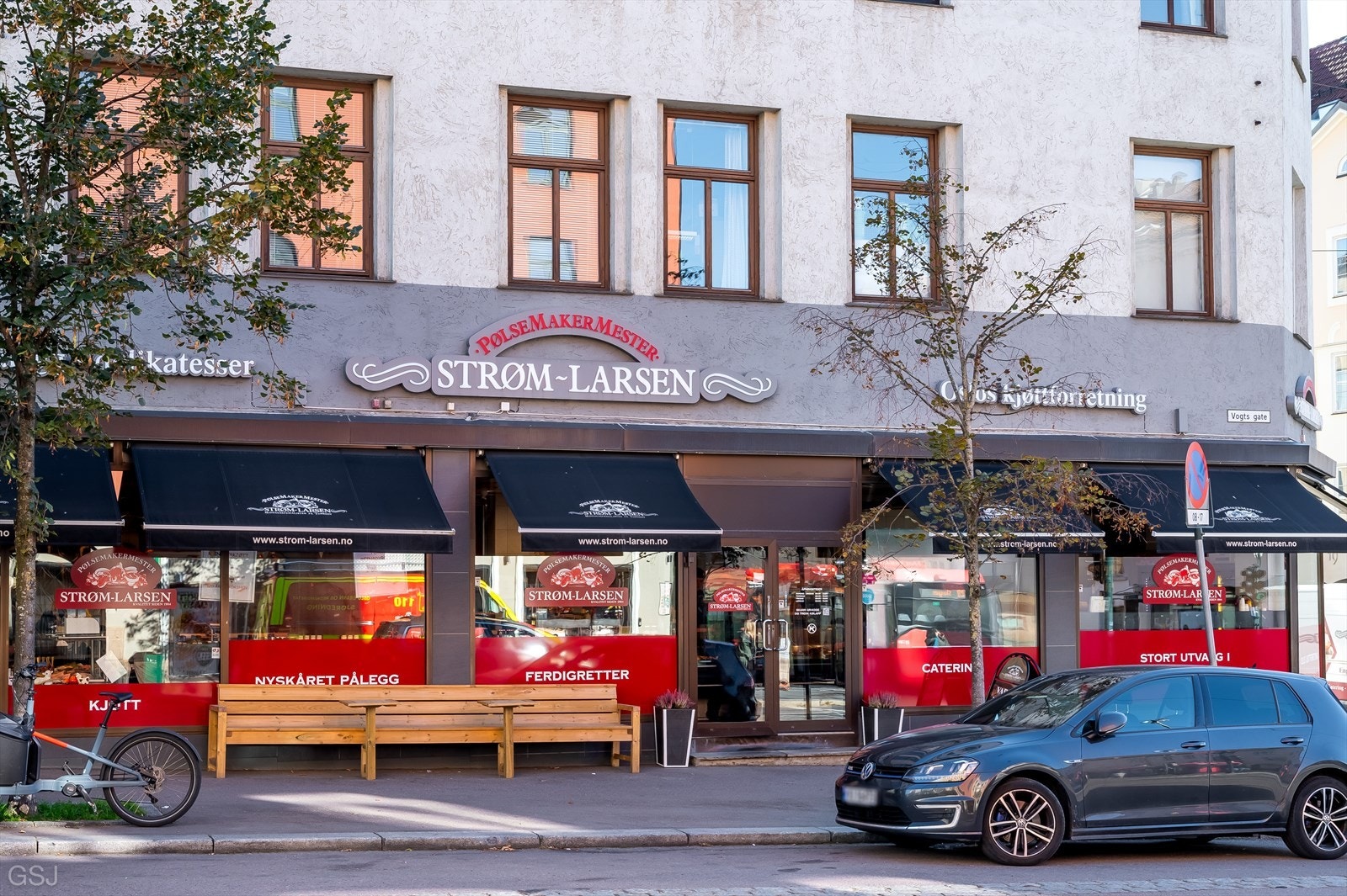 Populære slakter Strøm-Larsen ligger i samme bygg. Galleribilde