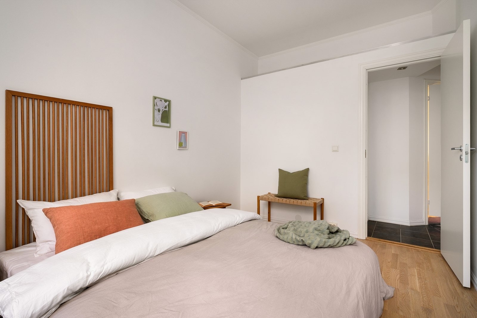 Her er det god plass til dobbeltseng, tilhørende nattbord og garderobeløsning. Galleribilde