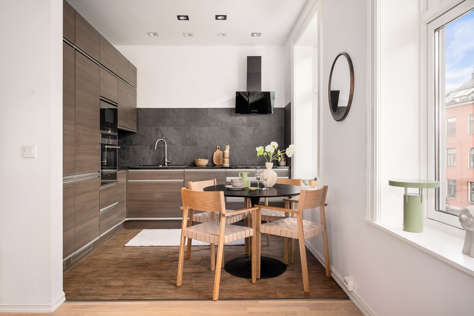 Dette er en lys og lekker 3-roms leilighet med en sentral og attraktiv beliggenhet på Torshov. Galleribilde