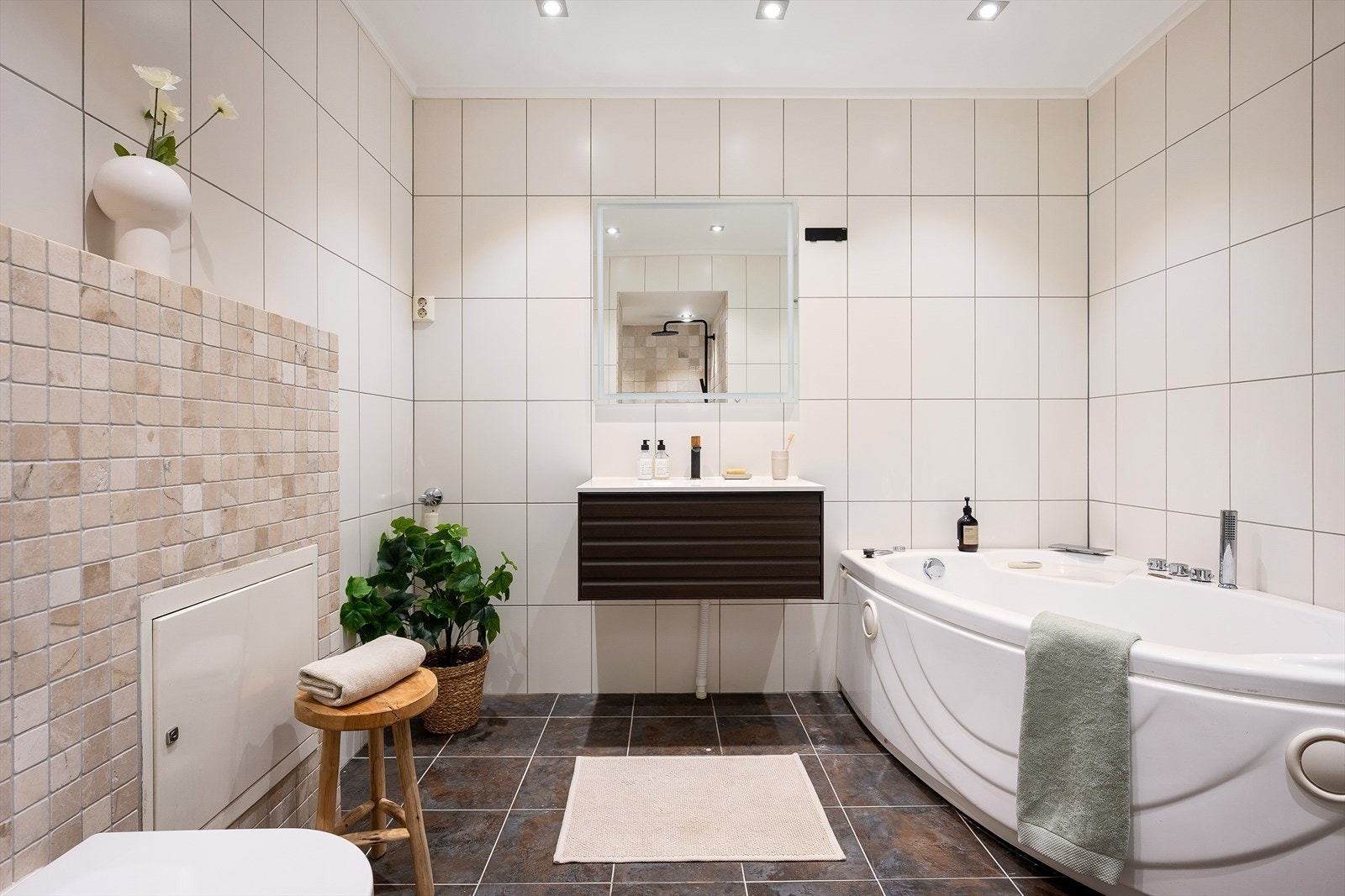 Stort bad med flislagte overflater, elektriske varmekabler og spotter i taket. Galleribilde