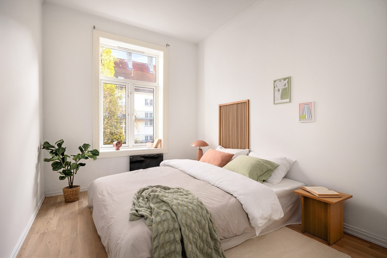 Leiligheten har et romslig hovedsoverom med lyse overflater. Galleribilde