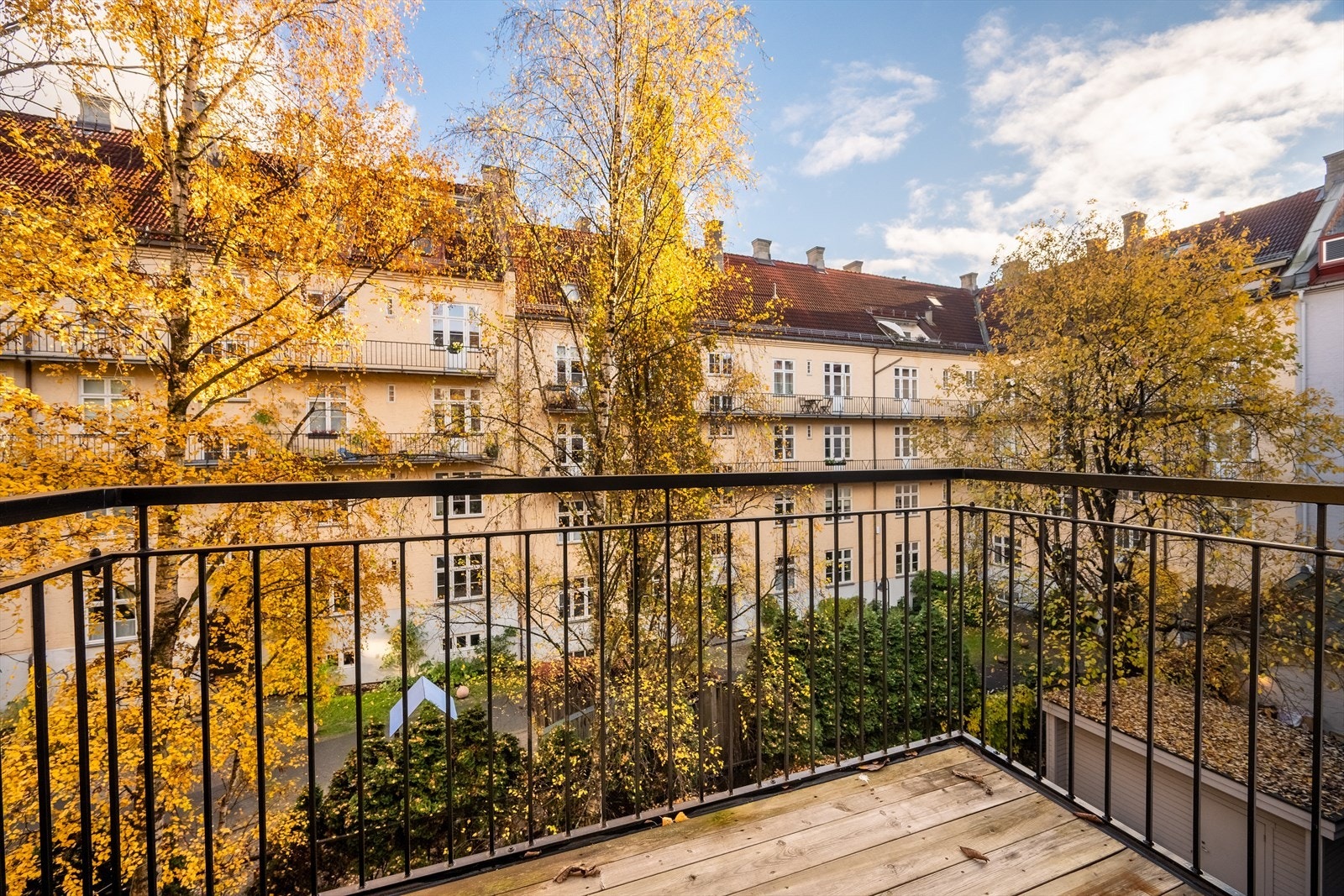 Fra soverom 2 er det utgang til en balkong som vender mot et pent opparbeidet gårdsrom. Galleribilde