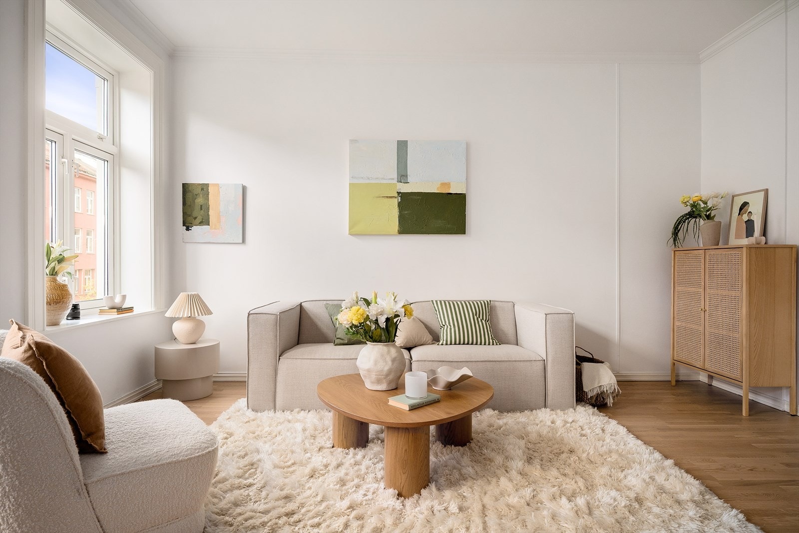 Den generøse takhøyden på 2,82 meter gir sammen med store vindusflater en luftig atmosfære. Galleribilde